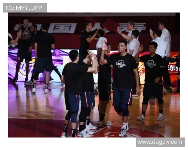 易建联重返赛场展现风采助力球队争夺总冠军荣耀之路 易建联重返赛场展现风采助力球队争夺总冠军荣耀之路